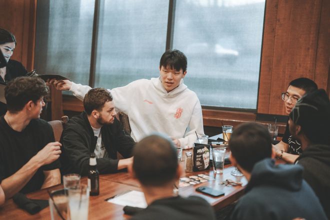 都是好兄弟！杨瀚森请混音全队吃饭 和G联赛教练队友们有说有笑 | 中国区|球友会|股份有限公司